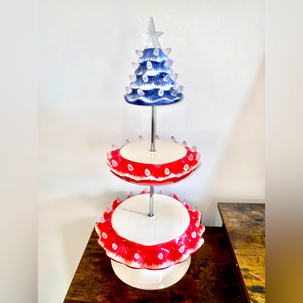 NIB Ms Liberty two-tiered cupcake stand! ❤️🤍💙
